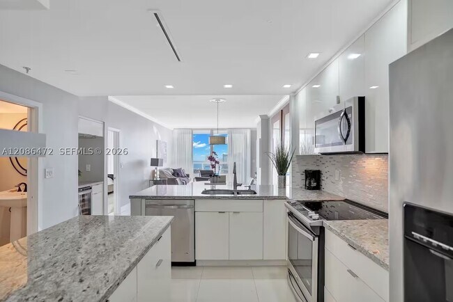 Building Photo - 1717 N Bayshore Dr