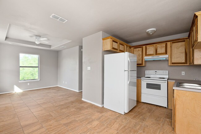 Primary Photo - 2416 E Rogers Rd