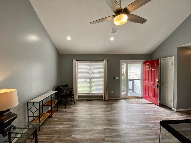 Building Photo - West AVL - Spacious Home in Scenic Bluff S...