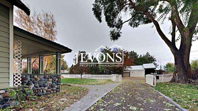 Building Photo - Charming 3-bedroom home with fenced backya...