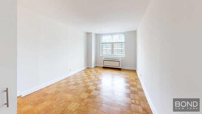 Building Photo - 400 E 71st St