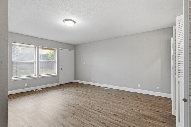 Building Photo - 6518/6520 E 90th St Duplex