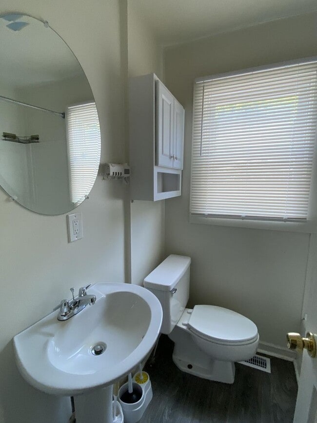 Building Photo - Cute two bedroom house in quiet neighborhood