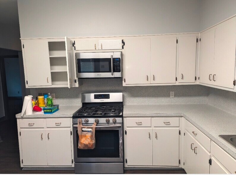 Building Photo - 723 S 33rd St