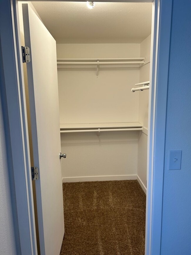 Building Photo - Large 2 Bed Duplex with Walk In Closets/Pr...