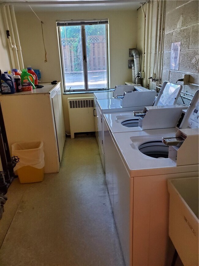 Building Photo - 1077 East Ave