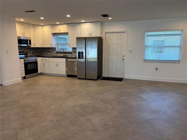 Building Photo - 5815 Erin Ln S