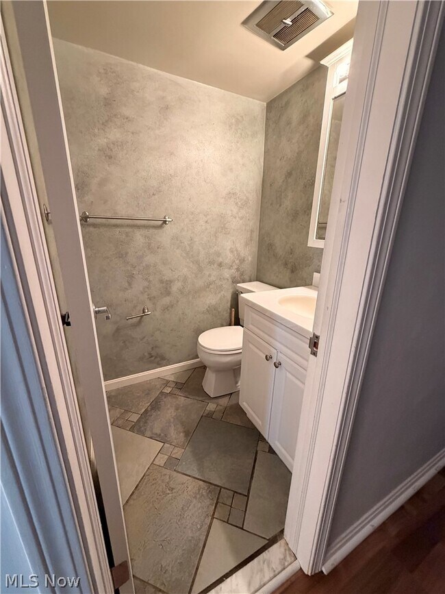 Building Photo - 6910 Carriage Hill Dr