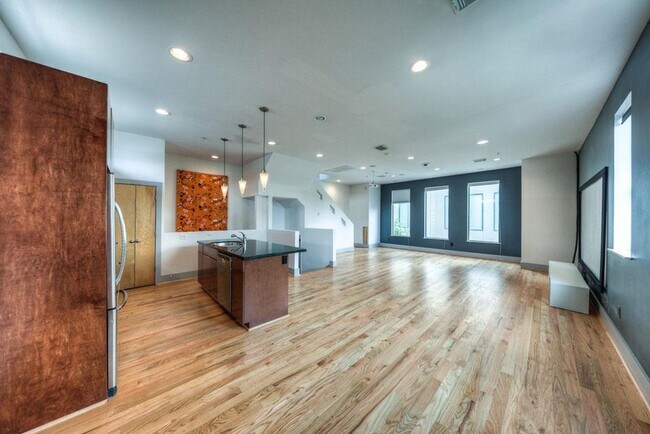 Building Photo - Well-Maintained Union Square Beauty With Skyline Views