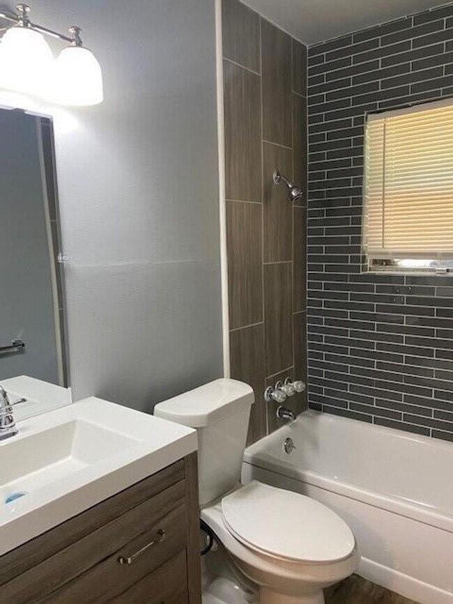 Building Photo - Circle S Rd.