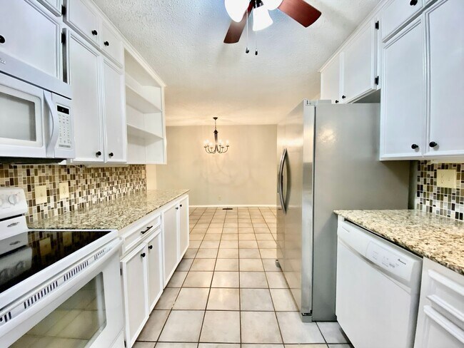 Building Photo - Modern Comfort Meets Prime Location in West Highlands