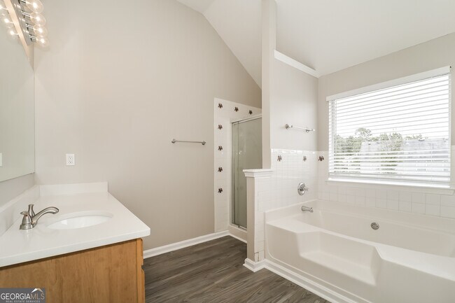 Building Photo - 2560 S Hills