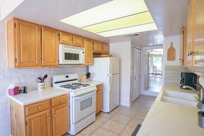 Building Photo - Lakeside Golf Course Retreat in Cathedral ...