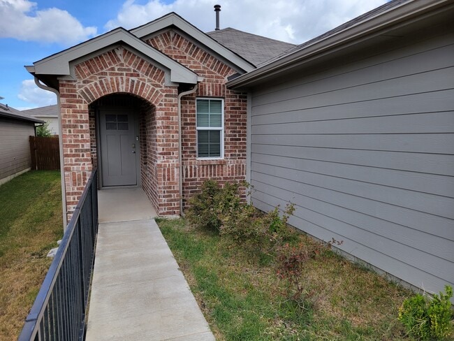Building Photo - 3200 Crystal Bend Dr
