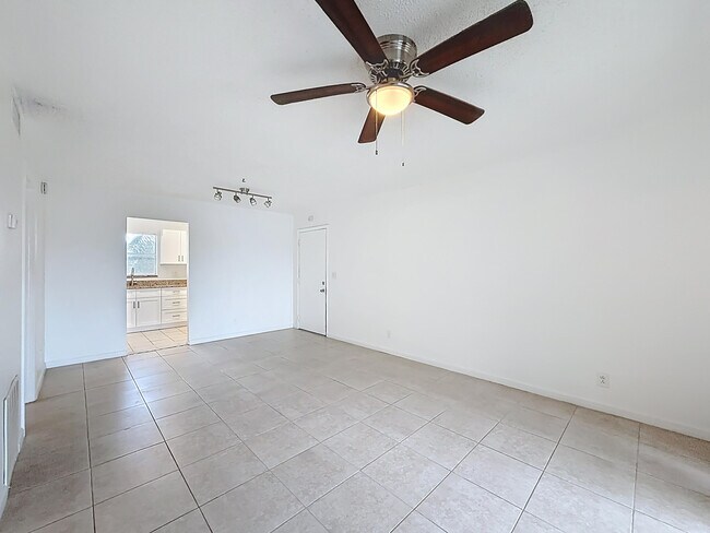 Building Photo - 235 Lake Dora Dr