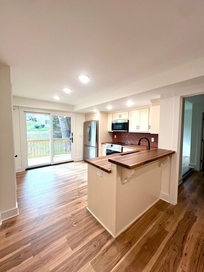 Building Photo - 10 Phifer St