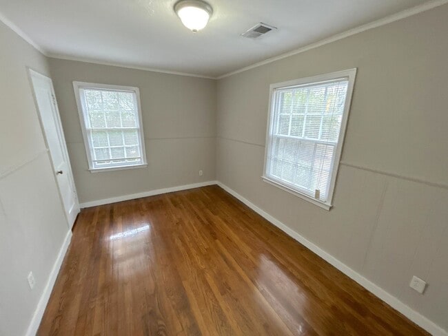 Building Photo - 1111 Robin Hood Ln