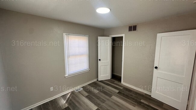 Building Photo - $925 2 bedroom / 1 bathroom - Single Family Home