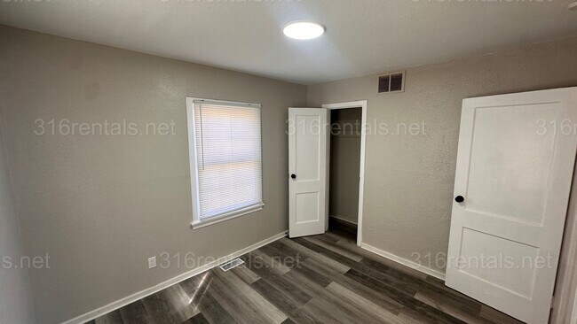 Building Photo - $950 2 bedroom / 1 bathroom - Single Family Home