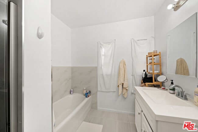 Building Photo - 8544 Saturn St