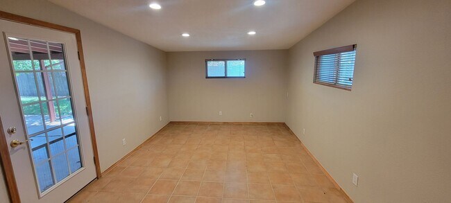 Building Photo - LARGE HOME IN NORTHEAST CLOVIS