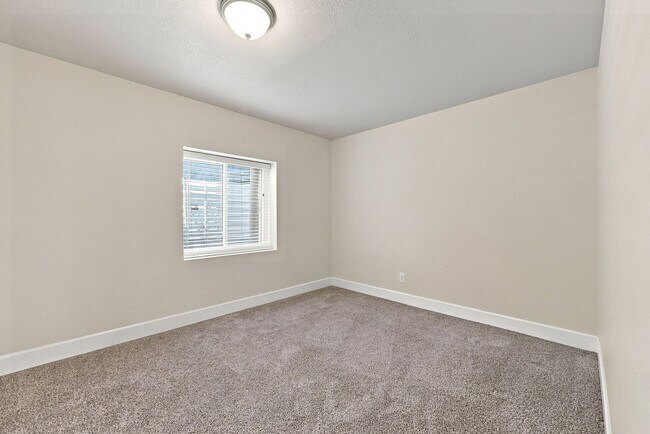 Building Photo - 2202 Hanham Dr