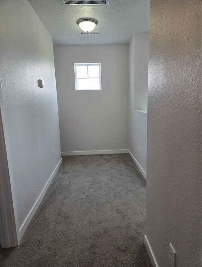 Building Photo - 4198 N Ambercreek Ave