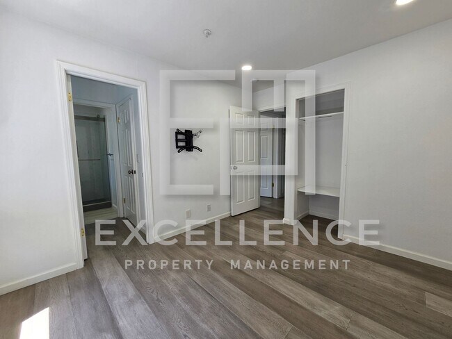 Building Photo - Beautifully Updated 3/2.5 House with Open ...