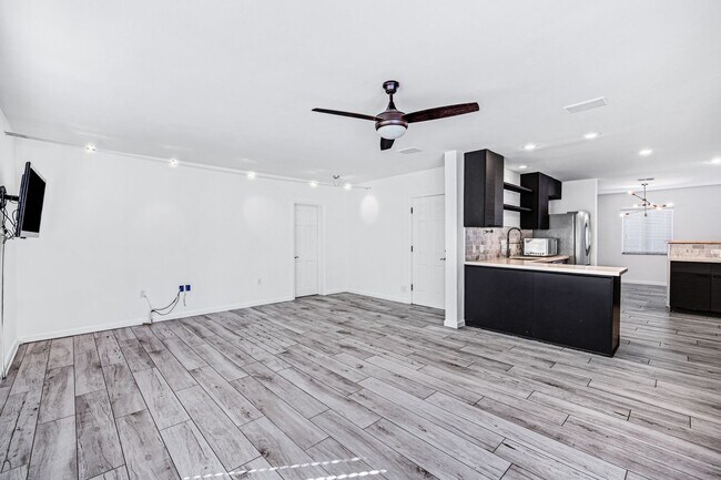 Building Photo - Now Leasing – Fully Updated Scottsdale Home!