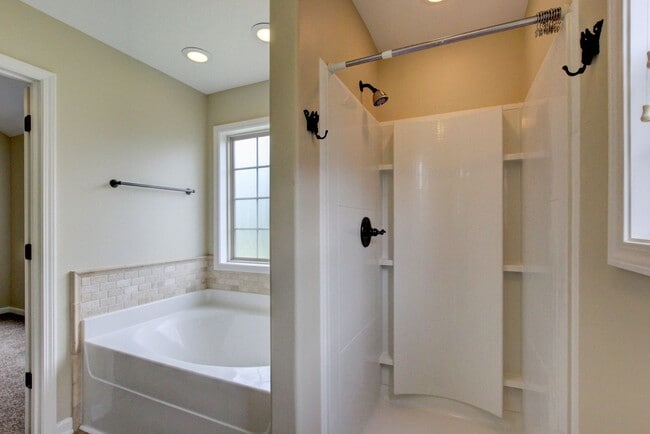 Building Photo - Sweet 3 bed 2 bath clost to post and I-24.