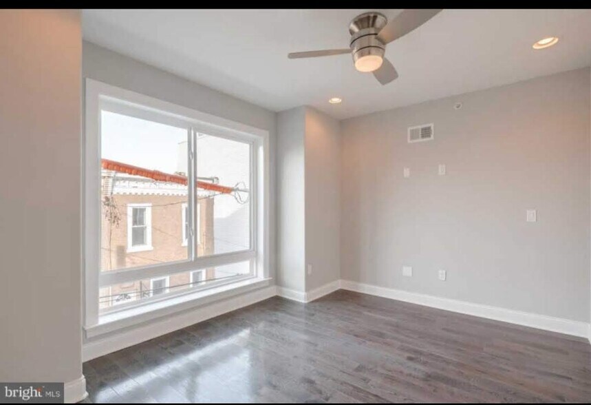 Building Photo - 1529 S Lambert St