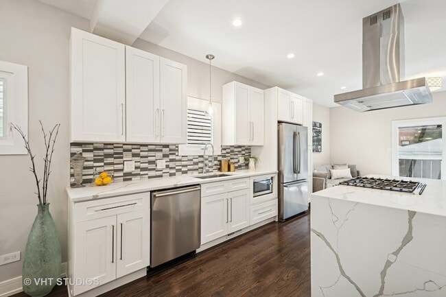 Building Photo - 3125 S Giles Ave