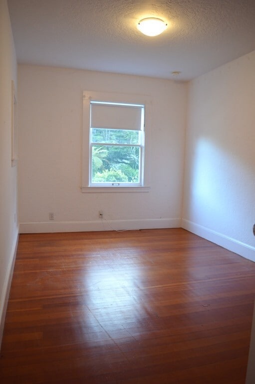 Building Photo - LowCres2