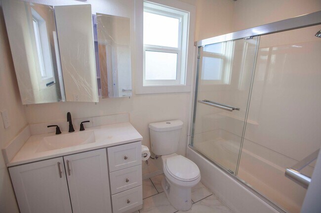 Building Photo - Charming Oceanveiw Renovated Single-Family...