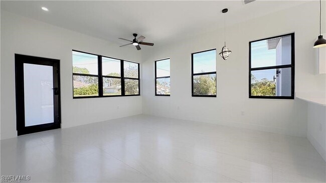 Building Photo - 714 Chambers St E