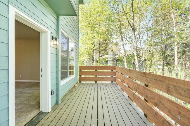 Building Photo - Bright, spacious 3-bdrm/2.5 bath Tigard townhome. Fireplace, balcony, 2-car garage, W/D