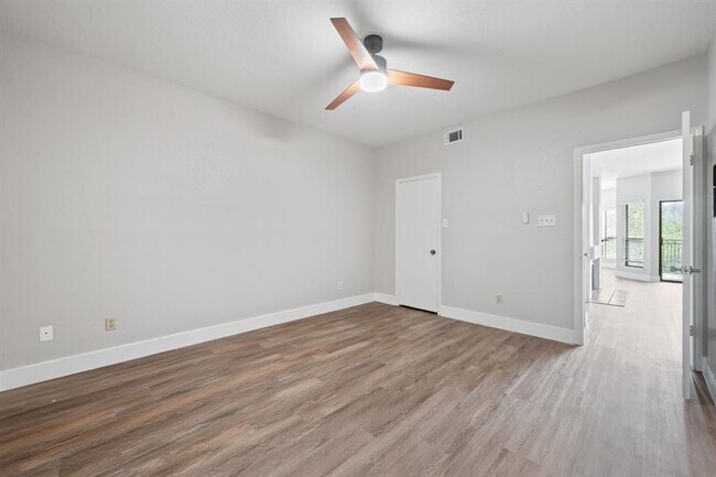 Building Photo - 4711 Spicewood Springs Rd