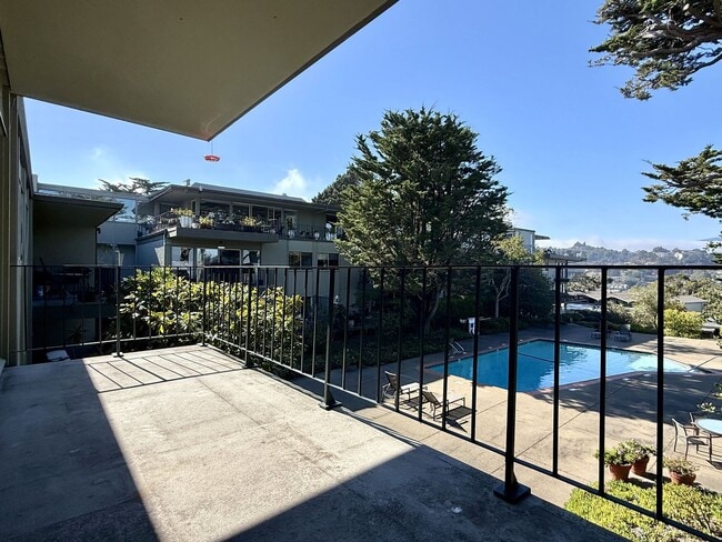 Building Photo - Top Floor Corner Unit Condo With Amazing V...