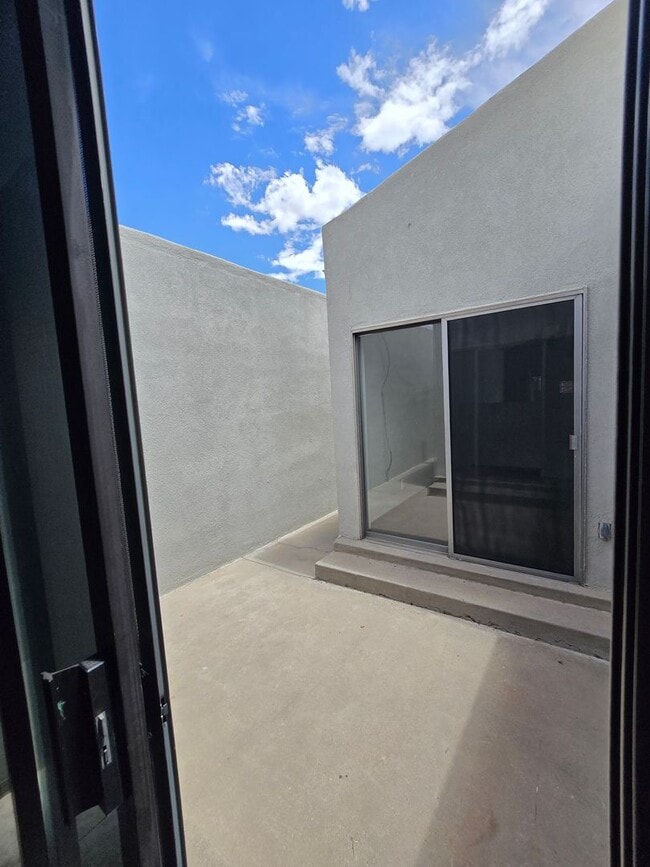 Building Photo - 2 bedroom, 2 bath in NE