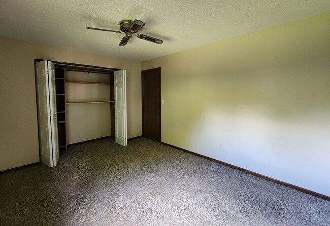 Building Photo - Beautiful 4 Bedroom Home on Cul Du Sac Wit...