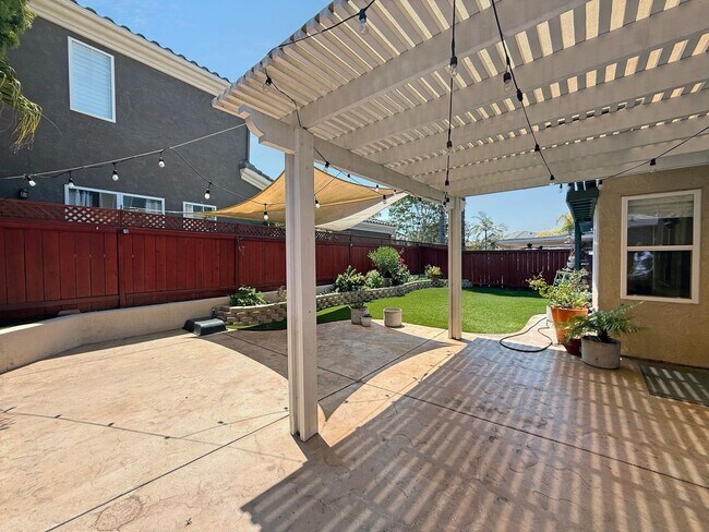 Building Photo - Beautiful 4BR + Office / 3BA Home in Prime...