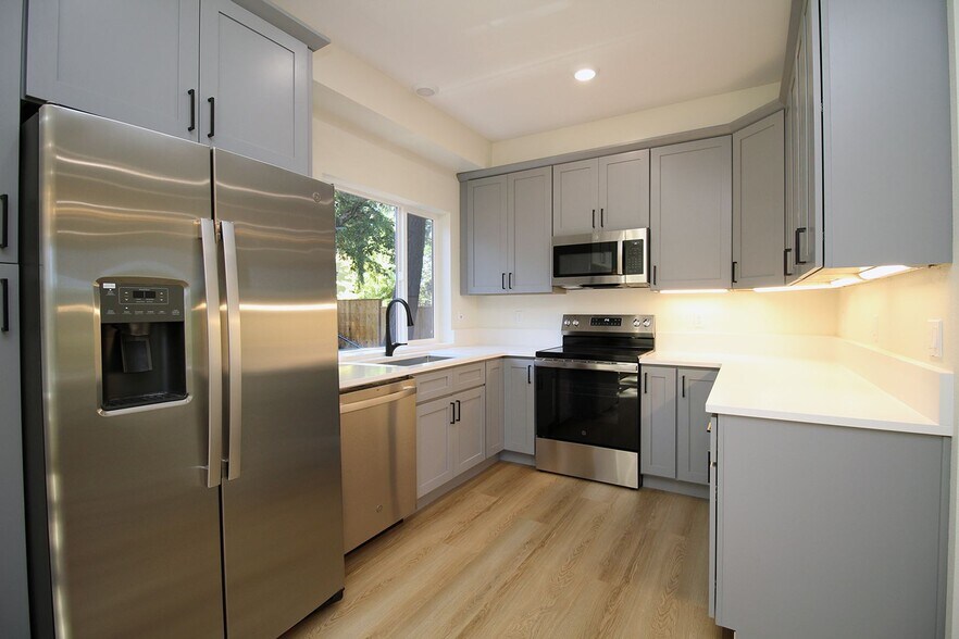 Building Photo - 4660-4660 SW Fairvale Ct
