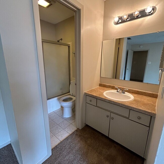 Building Photo - 7206 Creekside Dr