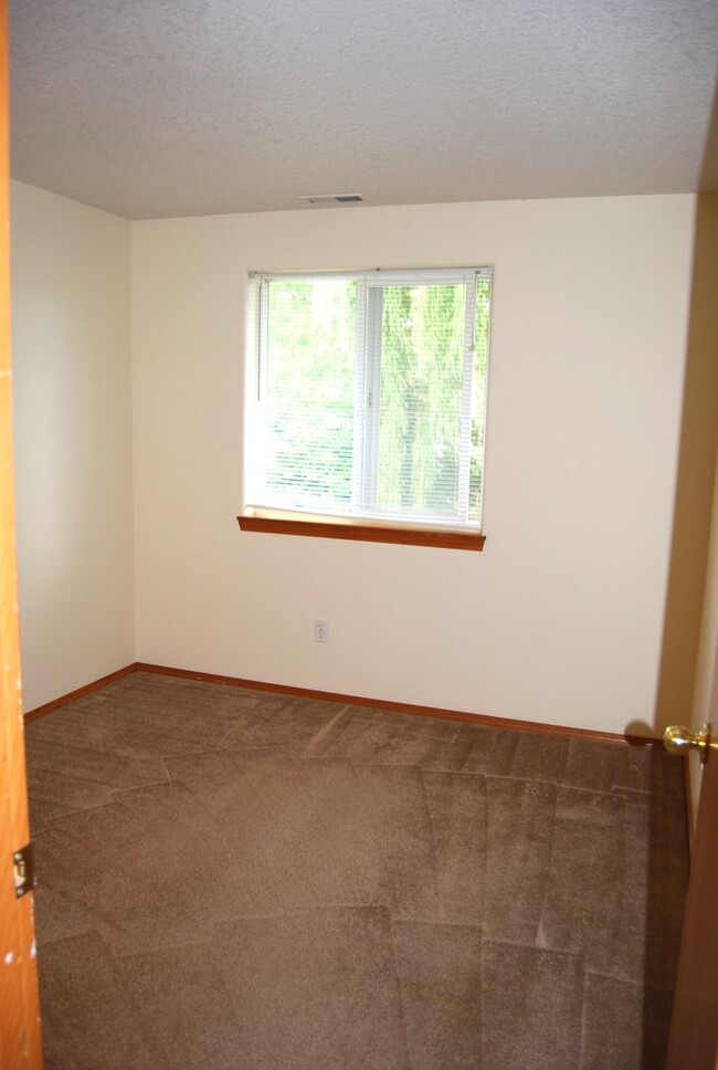 Building Photo - 3 Bedroom 2.5 Bath Town Home Dundee OR