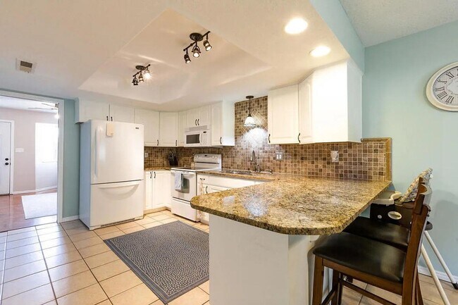 Building Photo - Easy Living! 3 Bedroom Home Condo in St. G...