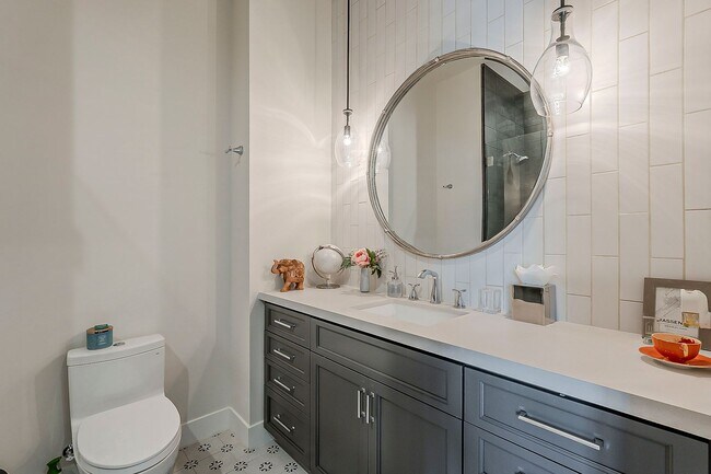 Building Photo - Luxury Home ready for January Move-in