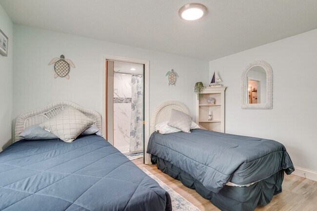 Building Photo - Fully Furnished 2BR/2BA Sarasota Home – Move-In Ready with Entertainment Room Near Siesta Key!