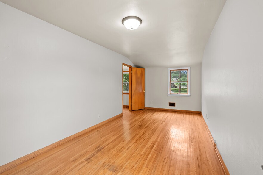 Building Photo - 2024 Southmoor Dr
