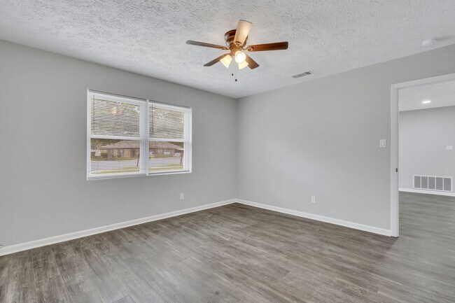 Building Photo - High End Finishes in a Quiet Residential Neighborhood