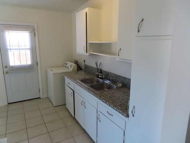 Building Photo - Quiet 2 Bedroom House in La Mesa